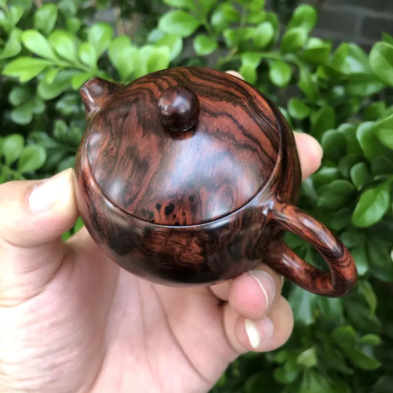 【海南黄花梨,紫油梨,莫光业制作西施茶壶,瘤疤纹,鬼眼纹,水波纹,山水纹,爆满纹理,纹理清晰,线条美,底色分布均匀,规格:壶经65mm,长95mm,60mm,克重:104.6克,值得推荐!】图1