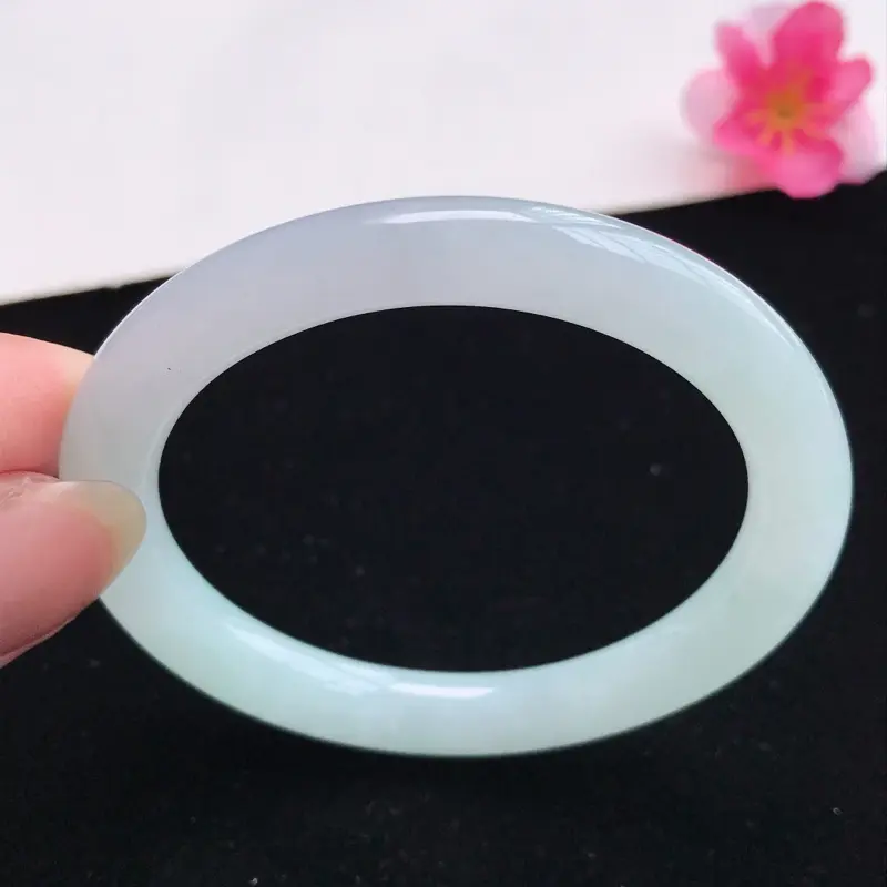 适合正圈52mm天然翡翠A货老坑糯化种飘绿贵妃圆条手镯，圈口：54.1×50.2×8.0×8.2mm，水润细腻，颜色漂亮，上手大气上档次