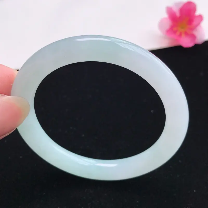 适合正圈52mm天然翡翠A货老坑糯化种飘绿贵妃圆条手镯，圈口：54.1×50.2×8.0×8.2mm，水润细腻，颜色漂亮，上手大气上档次