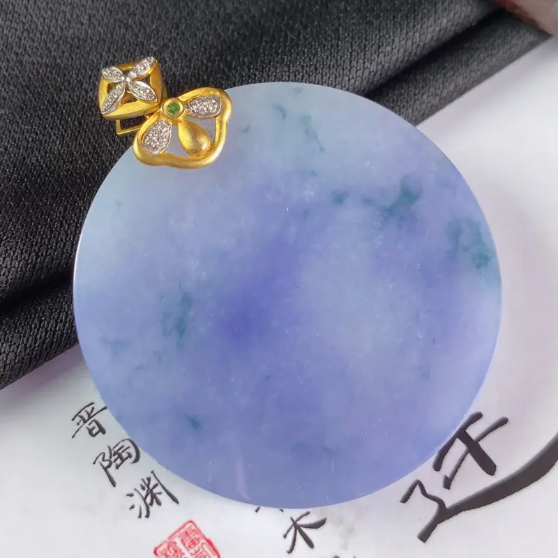 【缅甸a货翡翠,18k金伴钻紫罗兰无事牌挂件,玉质细腻,颜色艳丽,圆润光滑,有种有色,佩戴效果更佳,整体47_38.6_6.3mm】图1