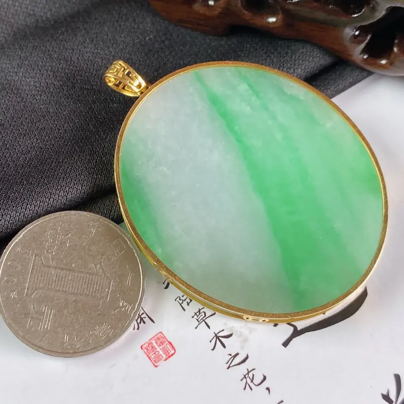 【缅甸a货翡翠,18k金无事牌挂件,玉质细腻,颜色艳丽,有种有色,寓意佳,佩戴效果更佳,整体59.8_44_5.3mm】图6