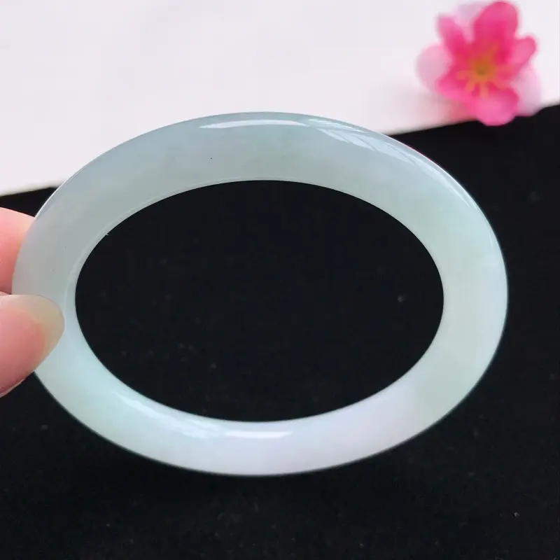 适合正圈52mm天然翡翠A货老坑糯化种飘绿贵妃圆条手镯，圈口：54.1×50.2×8.0×8.2mm，水润细腻，颜色漂亮，上手大气上档次