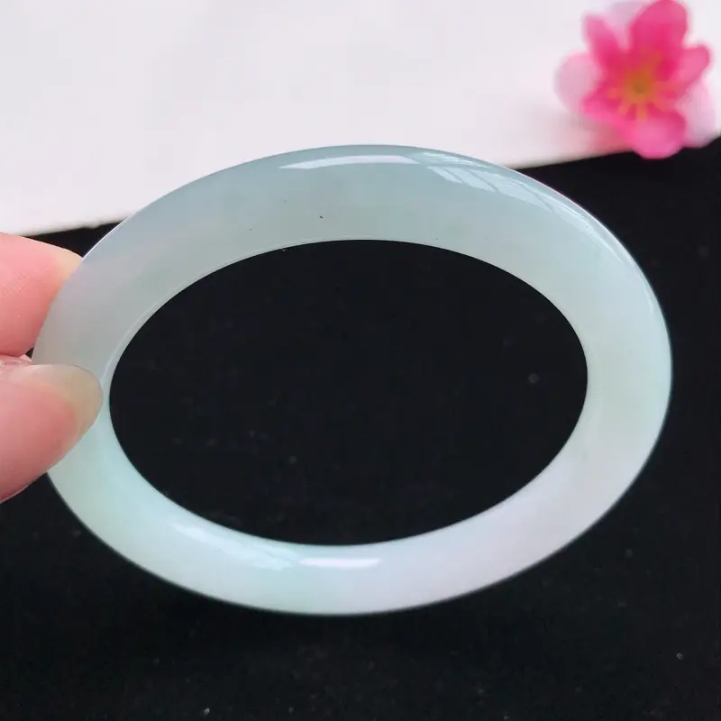 适合正圈52mm天然翡翠A货老坑糯化种飘绿贵妃圆条手镯，圈口：54.1×50.2×8.0×8.2mm，水润细腻，颜色漂亮，上手大气上档次