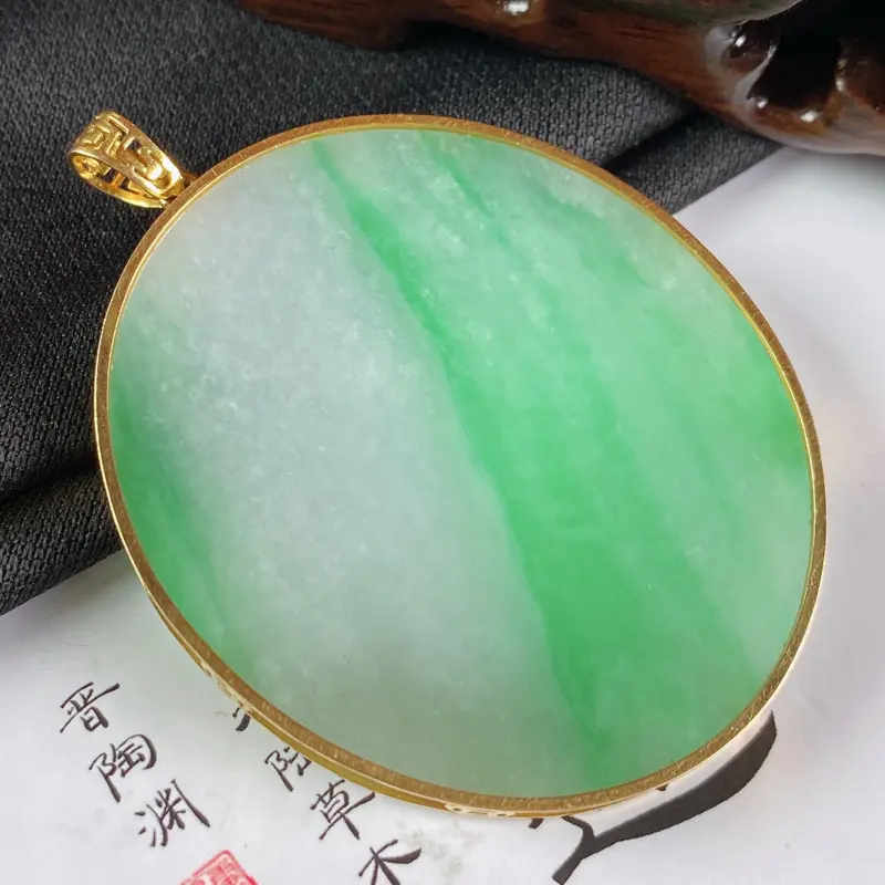 【缅甸a货翡翠,18k金无事牌挂件,玉质细腻,颜色艳丽,有种有色,寓意佳,佩戴效果更佳,整体59.8_44_5.3mm】图2