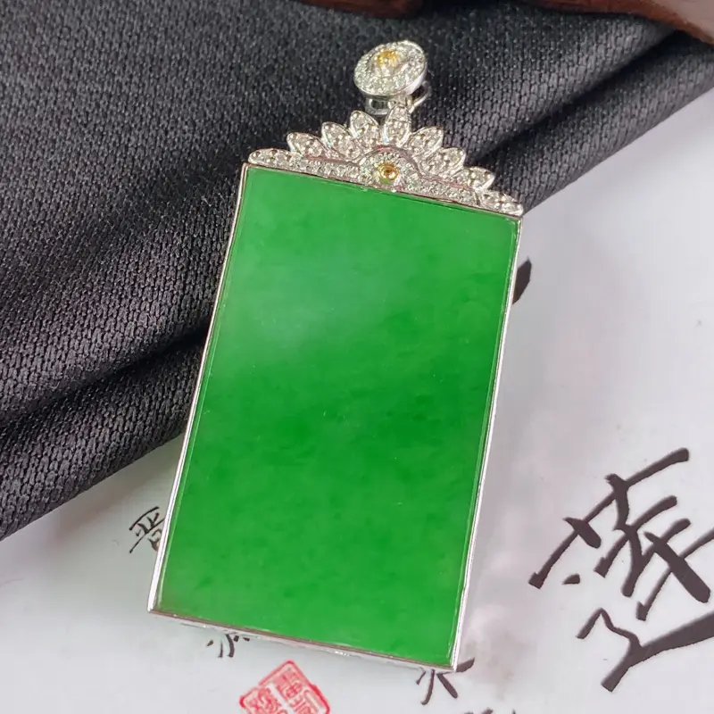 【缅甸a货翡翠,18k金伴钻满绿无事牌挂件,玉质细腻,颜色艳丽,有种有色,寓意佳,佩戴效果更佳,整体43.9_20.5_3.6mm】图2