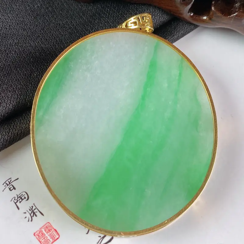 【缅甸a货翡翠,18k金无事牌挂件,玉质细腻,颜色艳丽,有种有色,寓意佳,佩戴效果更佳,整体59.8_44_5.3mm】图3