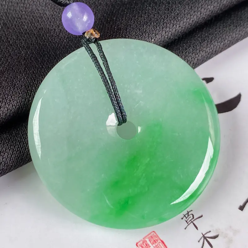 缅甸a货翡翠，水润阳绿平安扣吊坠，玉质细腻，圆润饱满，有种有色，佩戴效果更佳，顶珠为装饰