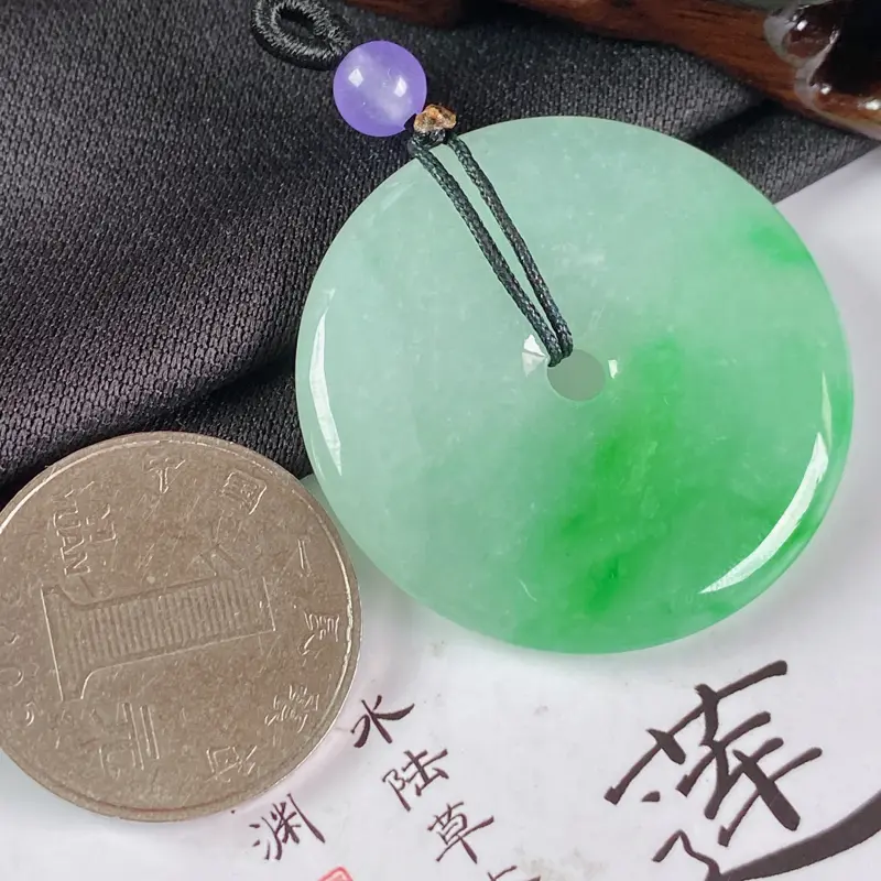 缅甸a货翡翠，水润阳绿平安扣吊坠，玉质细腻，圆润饱满，有种有色，佩戴效果更佳，顶珠为装饰