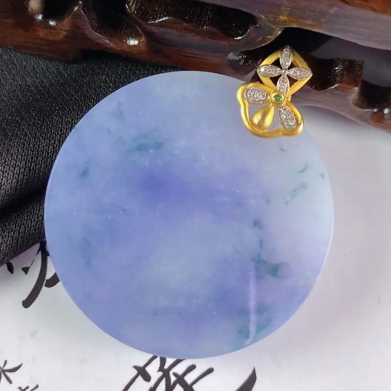 【缅甸a货翡翠,18k金伴钻紫罗兰无事牌挂件,玉质细腻,颜色艳丽,圆润光滑,有种有色,佩戴效果更佳,整体47_38.6_6.3mm】图3
