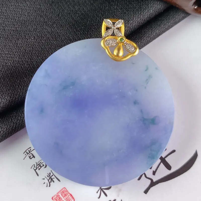 【缅甸a货翡翠,18k金伴钻紫罗兰无事牌挂件,玉质细腻,颜色艳丽,圆润光滑,有种有色,佩戴效果更佳,整体47_38.6_6.3mm】图4
