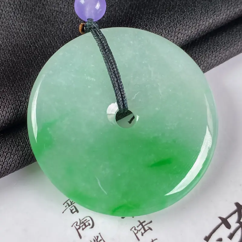 缅甸a货翡翠，水润阳绿平安扣吊坠，玉质细腻，圆润饱满，有种有色，佩戴效果更佳，顶珠为装饰