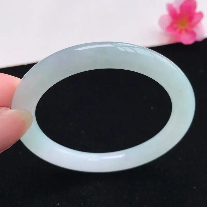 适合正圈52mm天然翡翠A货老坑糯化种飘绿贵妃圆条手镯，圈口：54.1×50.2×8.0×8.2mm，水润细腻，颜色漂亮，上手大气上档次