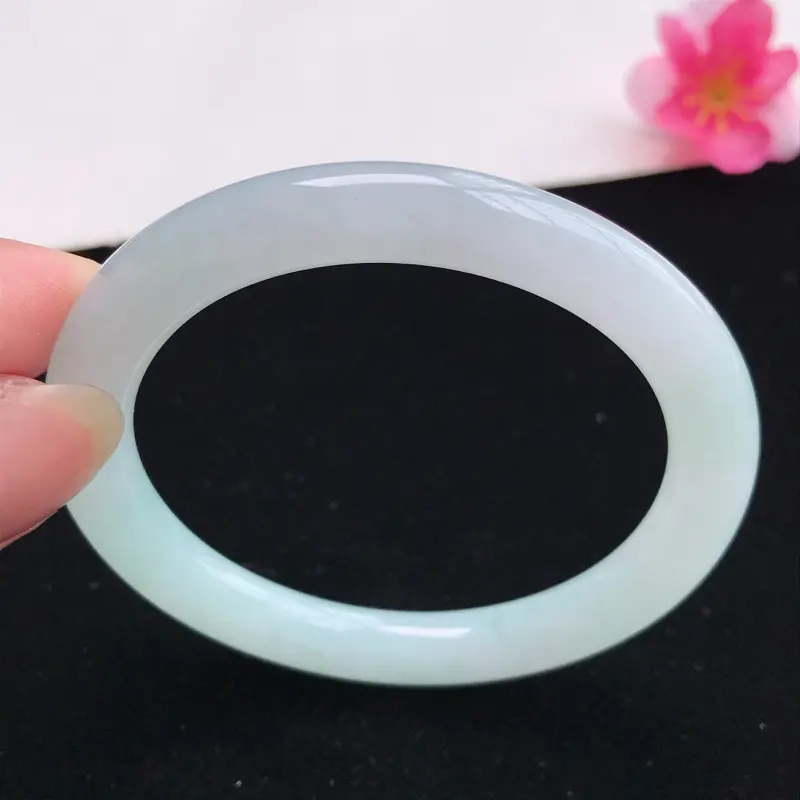 适合正圈52mm天然翡翠A货老坑糯化种飘绿贵妃圆条手镯，圈口：54.1×50.2×8.0×8.2mm，水润细腻，颜色漂亮，上手大气上档次