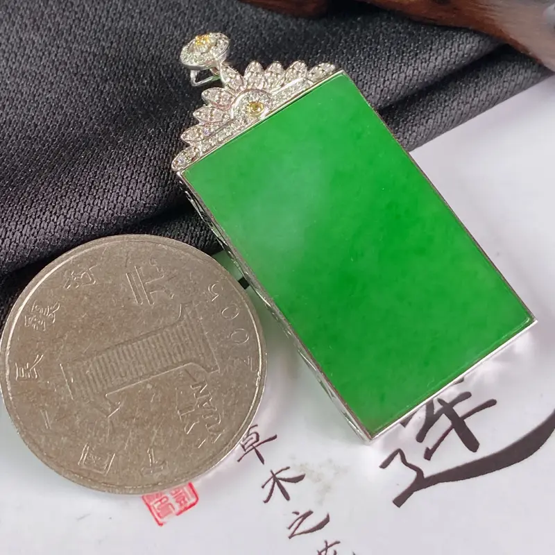 【缅甸a货翡翠,18k金伴钻满绿无事牌挂件,玉质细腻,颜色艳丽,有种有色,寓意佳,佩戴效果更佳,整体43.9_20.5_3.6mm】图7