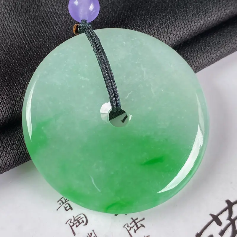 缅甸a货翡翠，水润阳绿平安扣吊坠，玉质细腻，圆润饱满，有种有色，佩戴效果更佳，顶珠为装饰