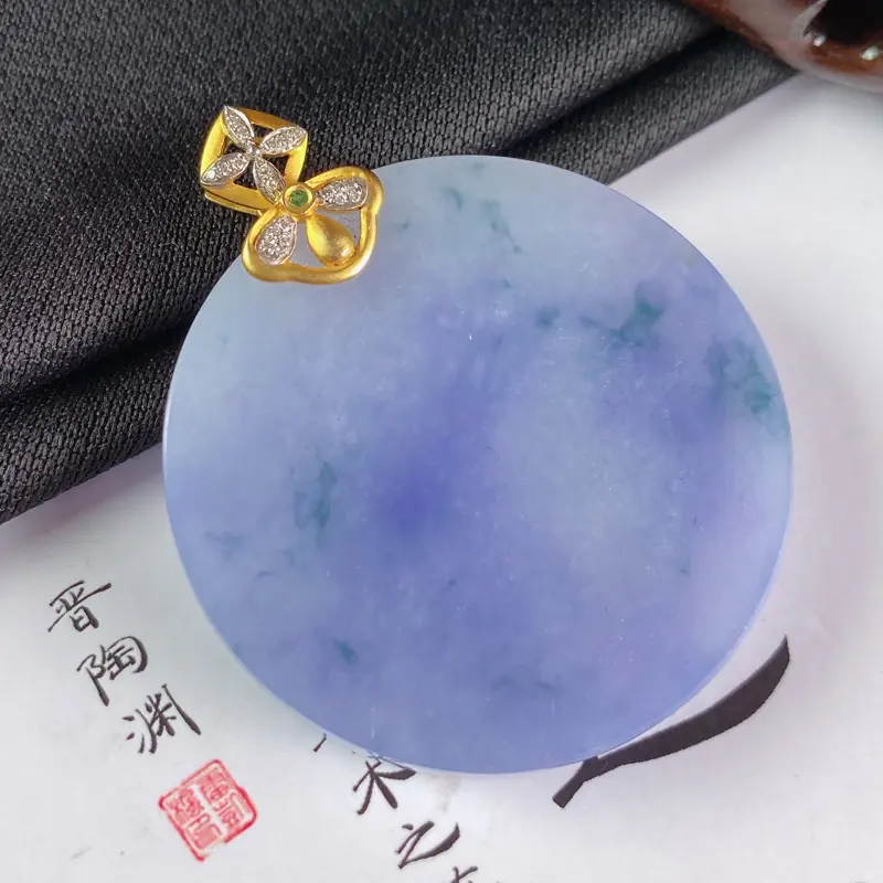 【缅甸a货翡翠,18k金伴钻紫罗兰无事牌挂件,玉质细腻,颜色艳丽,圆润光滑,有种有色,佩戴效果更佳,整体47_38.6_6.3mm】图6