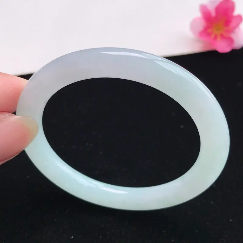 适合正圈52mm天然翡翠A货老坑糯化种飘绿贵妃圆条手镯，圈口：54.1×50.2×8.0×8.2mm，水润细腻，颜色漂亮，上手大气上档次