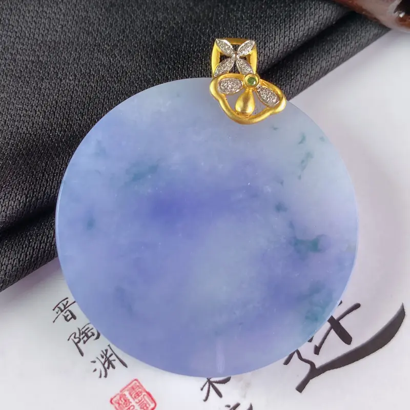 【缅甸a货翡翠,18k金伴钻紫罗兰无事牌挂件,玉质细腻,颜色艳丽,圆润光滑,有种有色,佩戴效果更佳,整体47_38.6_6.3mm】图5