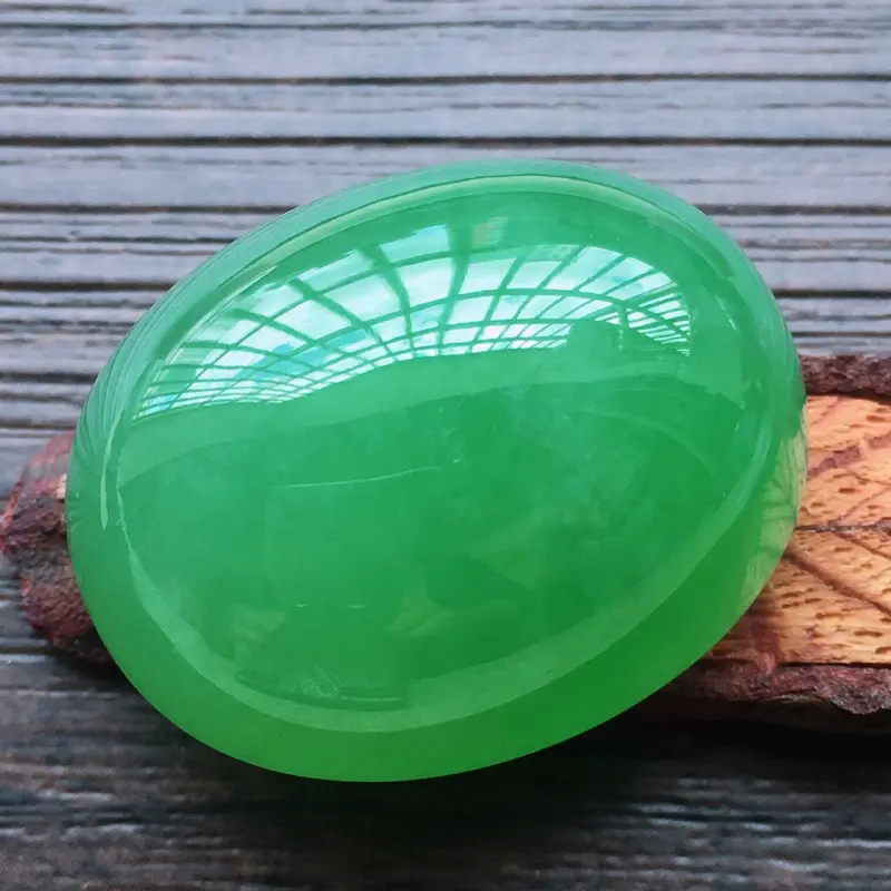 【自然光实拍,缅甸a货翡翠,满绿大蛋面,种好水润,玉质细腻,雕刻精细,大件厚装,饱满品相佳,镶嵌佳品。】图5