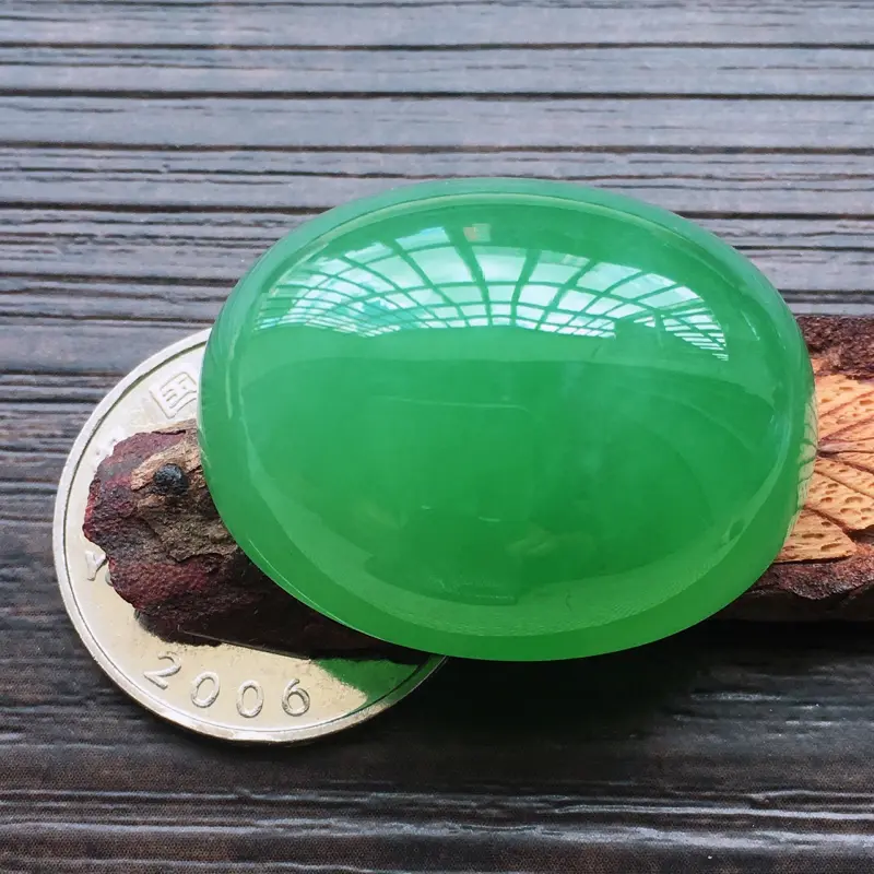 【自然光实拍,缅甸a货翡翠,满绿大蛋面,种好水润,玉质细腻,雕刻精细,大件厚装,饱满品相佳,镶嵌佳品。】图7