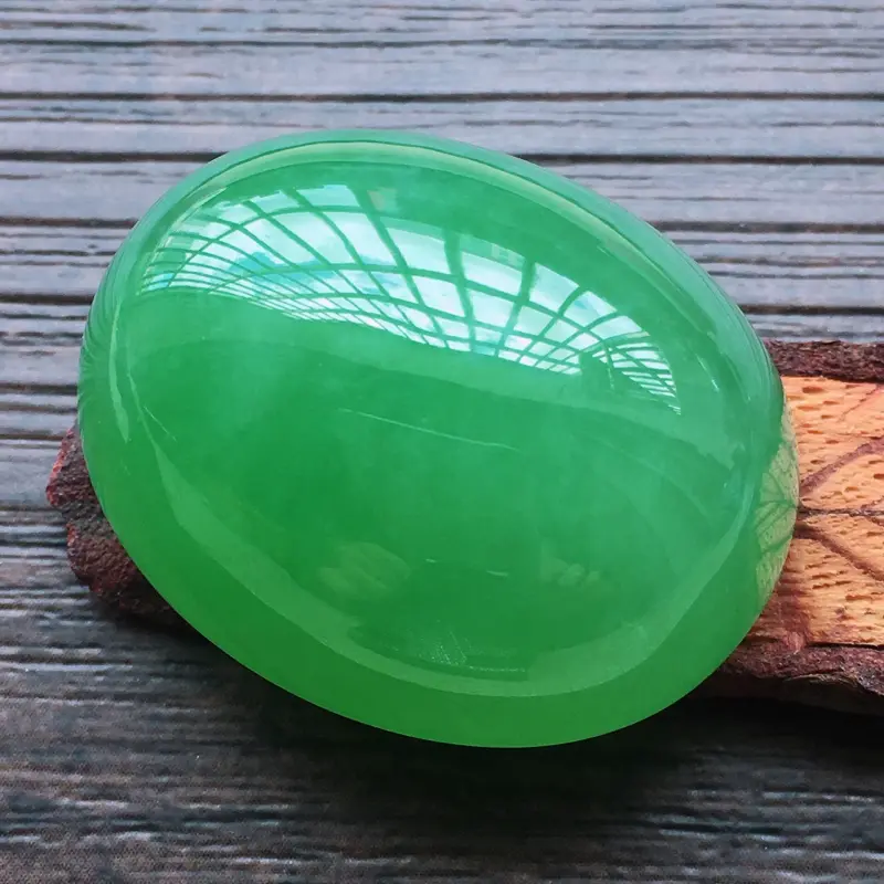 【自然光实拍,缅甸a货翡翠,满绿大蛋面,种好水润,玉质细腻,雕刻精细,大件厚装,饱满品相佳,镶嵌佳品。】图1