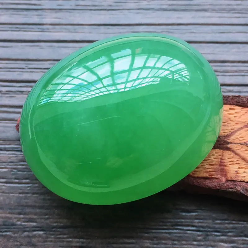 【自然光实拍,缅甸a货翡翠,满绿大蛋面,种好水润,玉质细腻,雕刻精细,大件厚装,饱满品相佳,镶嵌佳品。】图2