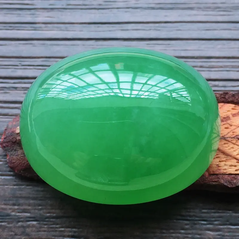 【自然光实拍,缅甸a货翡翠,满绿大蛋面,种好水润,玉质细腻,雕刻精细,大件厚装,饱满品相佳,镶嵌佳品。】图3
