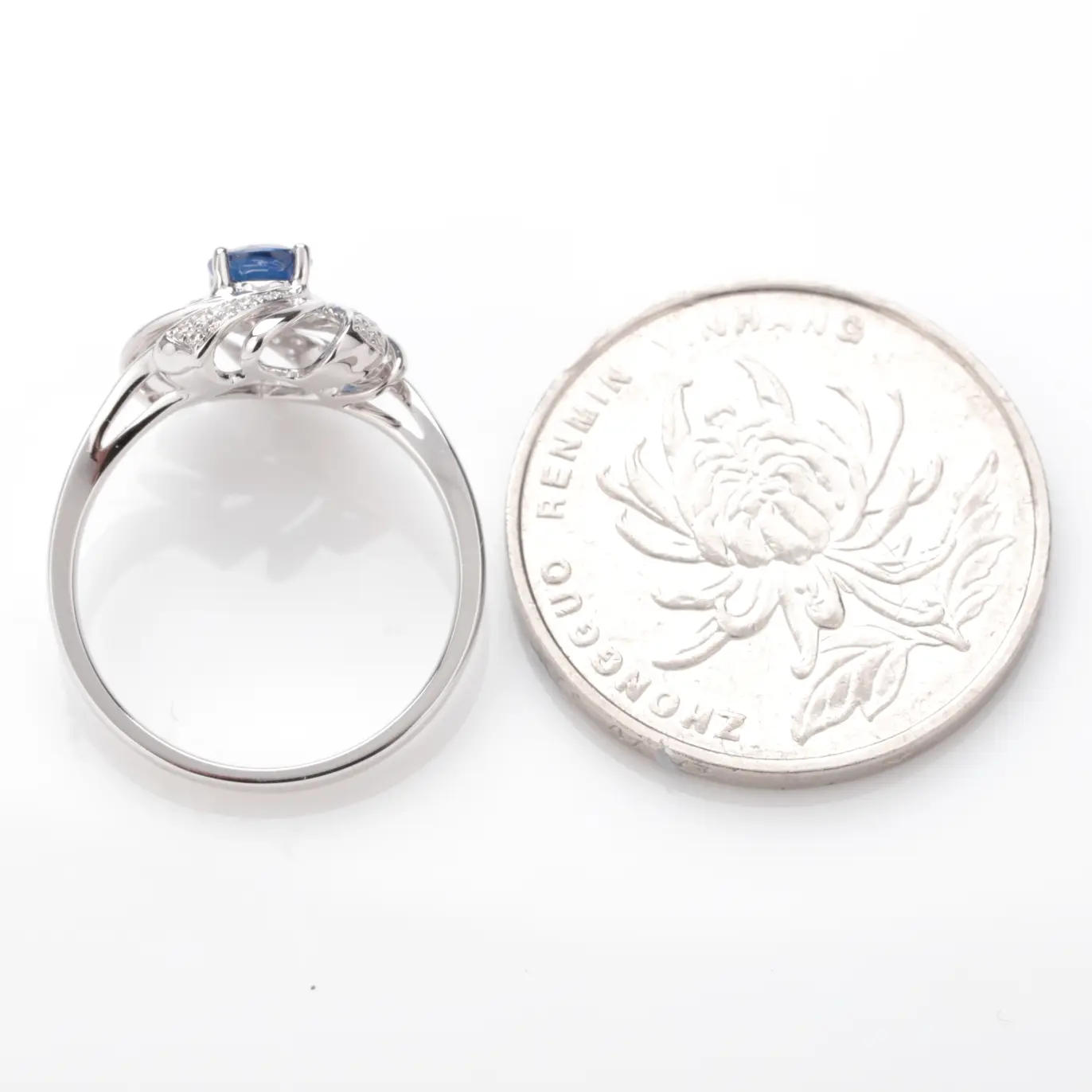 【【源头直供】【戒指】18k金+蓝宝石+钻石 宝石颜色纯正
主石:0.69ct 货重:3.65g 手寸:15(可改)】图4
