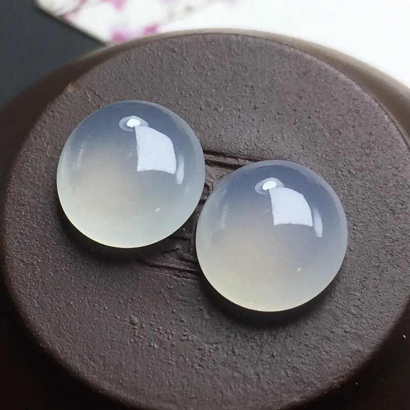 白冰蛋面裸石,底子细腻,完美无裂,干净起光,饱满圆润.可镶嵌成戒指.