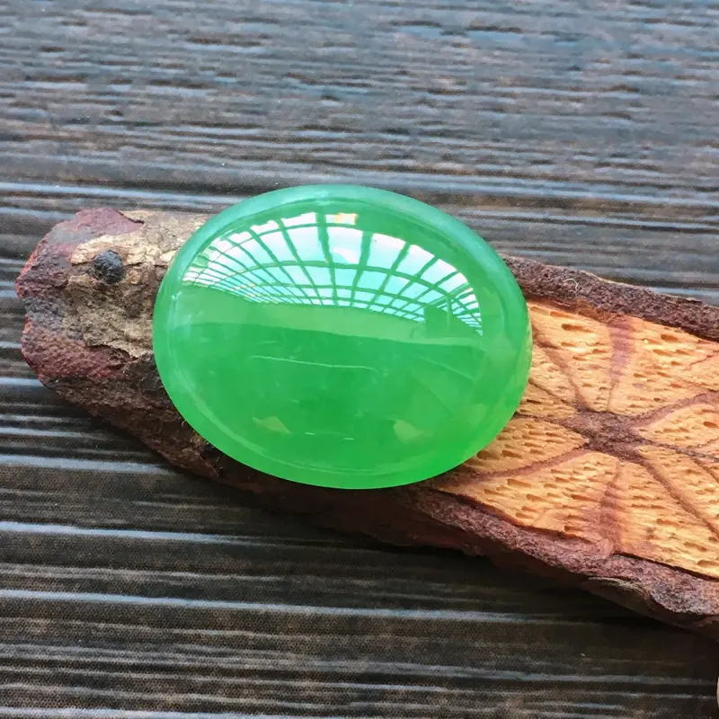 【自然光实拍,缅甸a货翡翠,阳绿蛋面,种好水润,玉质细腻,雕刻精细,饱满品相佳,需镶嵌,】图4