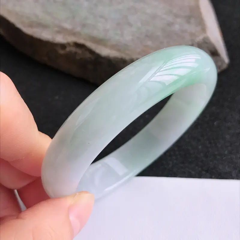 6.29.17/完美圈口：55.5/13.2/7.8mm，飘绿宽边手镯，仿佛带着清清浅浅的诗意，令人陶醉不已