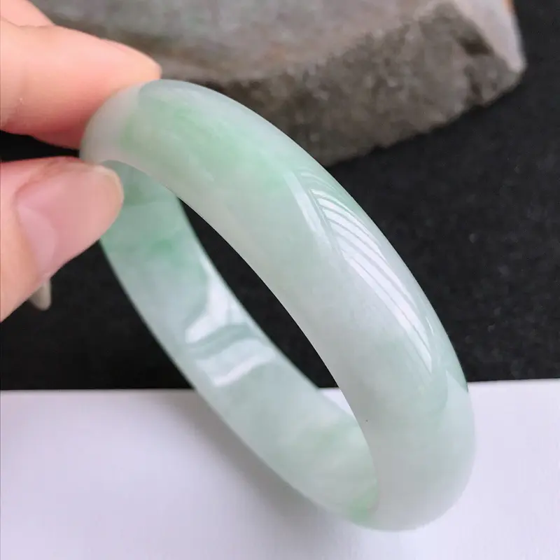 6.29.15/完美圈口：55/48.6/13.2/6.6mm，飘花宽边贵妃手镯，上手尽显典雅大方，贵妃55等于正圈53