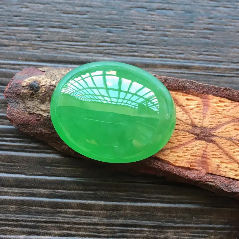 【自然光实拍,缅甸a货翡翠,阳绿蛋面,种好水润,玉质细腻,雕刻精细,饱满品相佳,需镶嵌,】图1