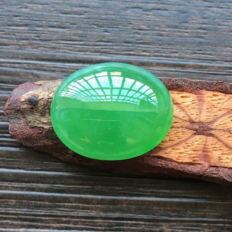 【自然光实拍,缅甸a货翡翠,阳绿蛋面,种好水润,玉质细腻,雕刻精细,饱满品相佳,需镶嵌,】图3