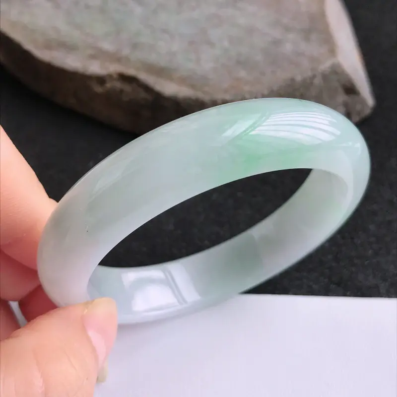 6.29.17/完美圈口：55.5/13.2/7.8mm，飘绿宽边手镯，仿佛带着清清浅浅的诗意，令人陶醉不已