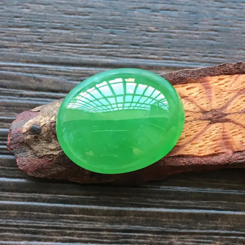 【自然光实拍,缅甸a货翡翠,阳绿蛋面,种好水润,玉质细腻,雕刻精细,饱满品相佳,需镶嵌,】图5