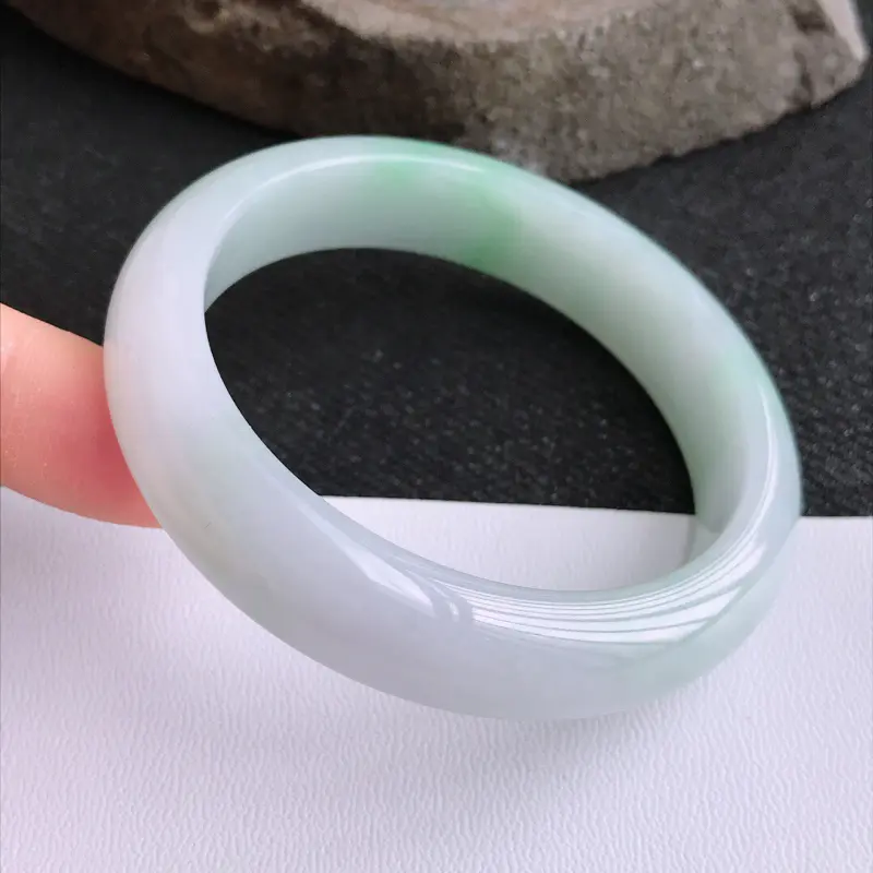6.29.17/完美圈口：55.5/13.2/7.8mm，飘绿宽边手镯，仿佛带着清清浅浅的诗意，令人陶醉不已