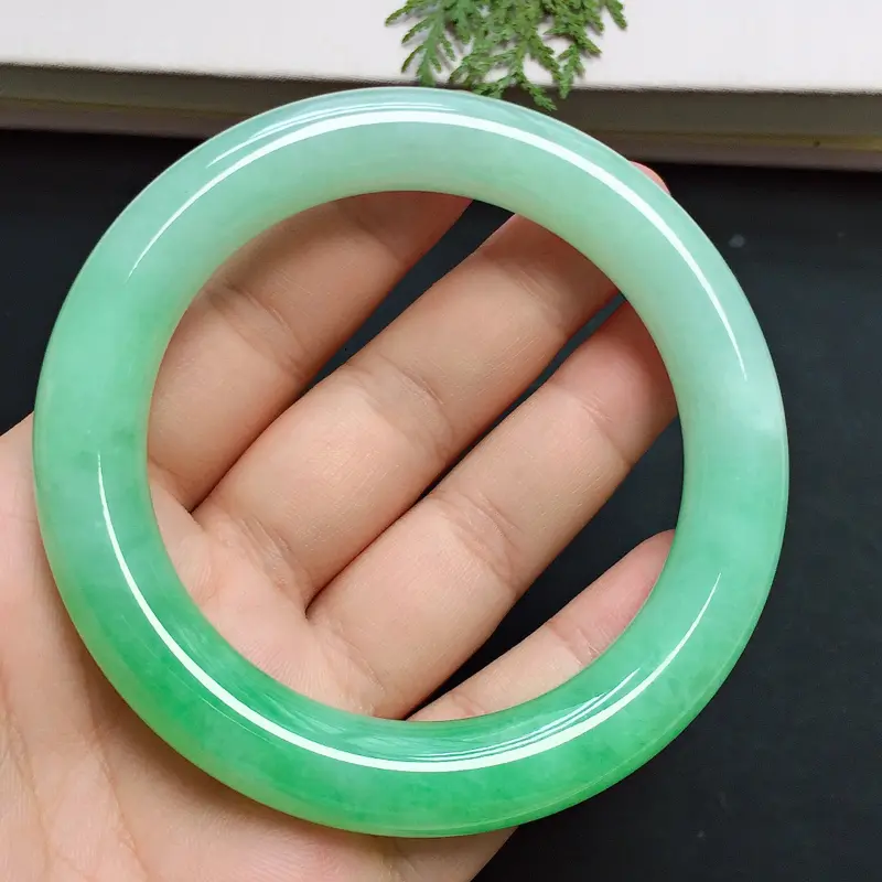 圆条56.5mm，细糯飘绿手镯，底子细腻饱满，青翠鲜绿，高贵大方