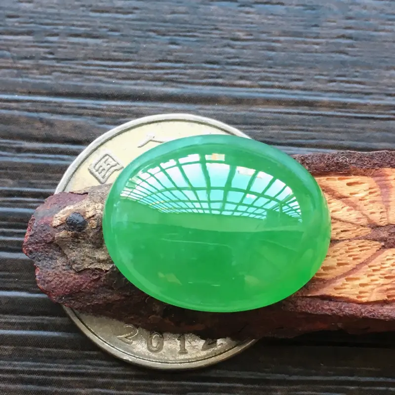 【自然光实拍,缅甸a货翡翠,阳绿蛋面,种好水润,玉质细腻,雕刻精细,饱满品相佳,需镶嵌,】图7