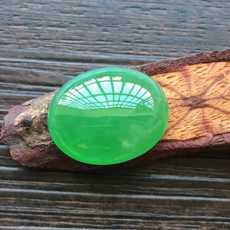 【自然光实拍,缅甸a货翡翠,阳绿蛋面,种好水润,玉质细腻,雕刻精细,饱满品相佳,需镶嵌,】图2