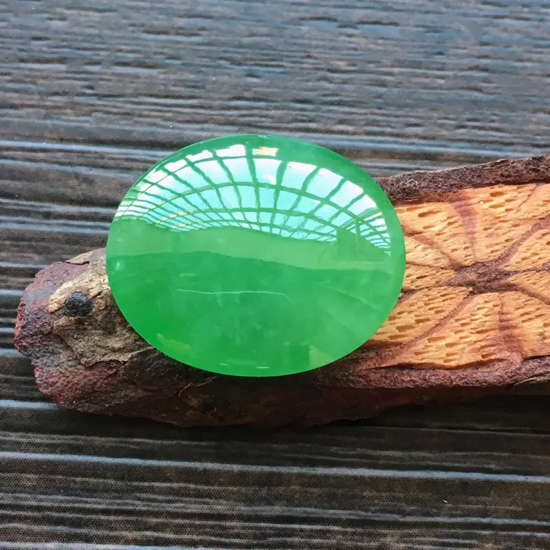 【自然光实拍,缅甸a货翡翠,阳绿蛋面,种好水润,玉质细腻,雕刻精细,饱满品相佳,需镶嵌,】图6