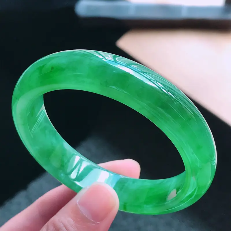 【天然翡翠A货,老坑冰糯种起光辣绿飘花正圈手镯,圈口55.7/13.2/8.2,玉质细腻水润,颜色漂亮,上手高档大方上档次】图4
