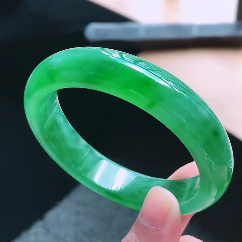 【天然翡翠A货,老坑冰糯种起光辣绿飘花正圈手镯,圈口55.7/13.2/8.2,玉质细腻水润,颜色漂亮,上手高档大方上档次】图1