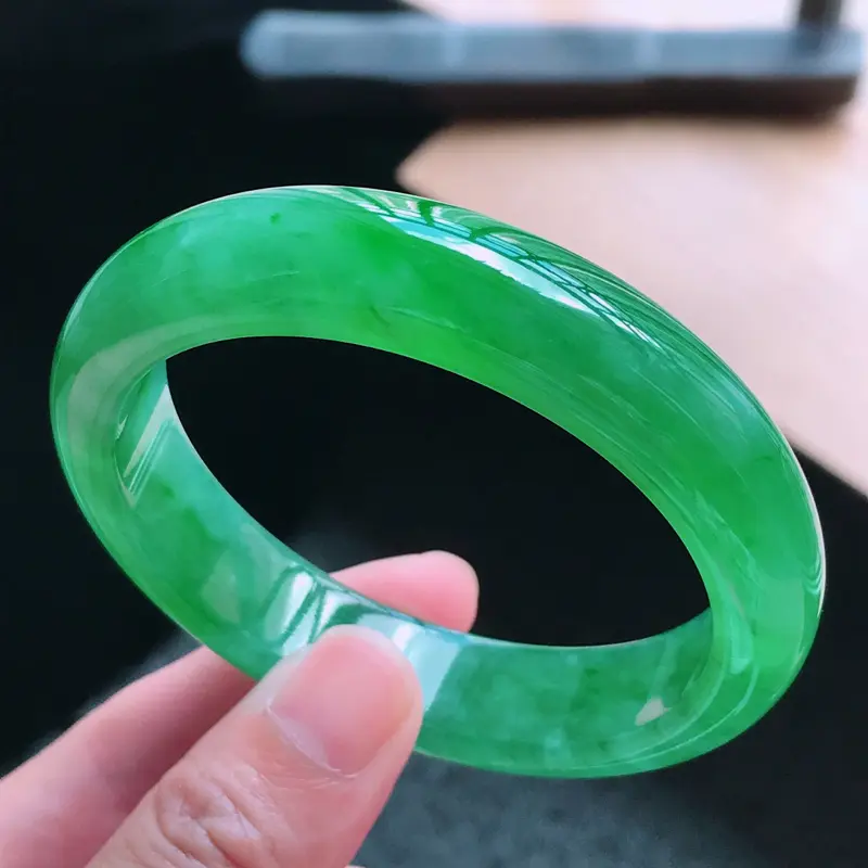 【天然翡翠A货,老坑冰糯种起光辣绿飘花正圈手镯,圈口55.7/13.2/8.2,玉质细腻水润,颜色漂亮,上手高档大方上档次】图7