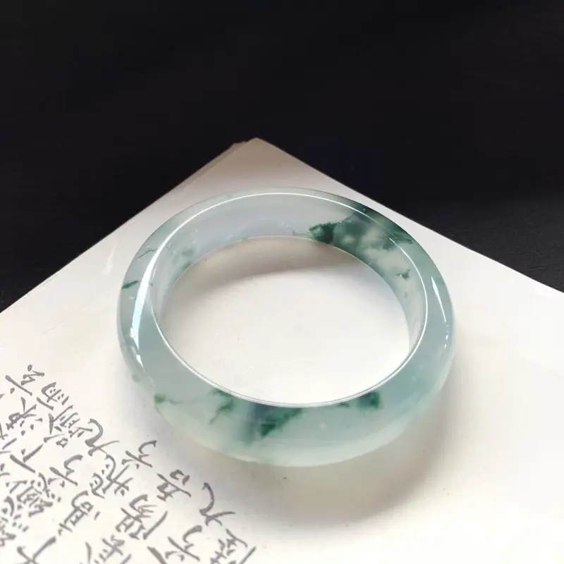 【高冰种飘花平安镯,晶莹剔透,老坑料,种水好,荧光熠熠生辉,十分惹眼,蓝花清新脱俗,气质非凡,值得收藏哦,完美!】图2
