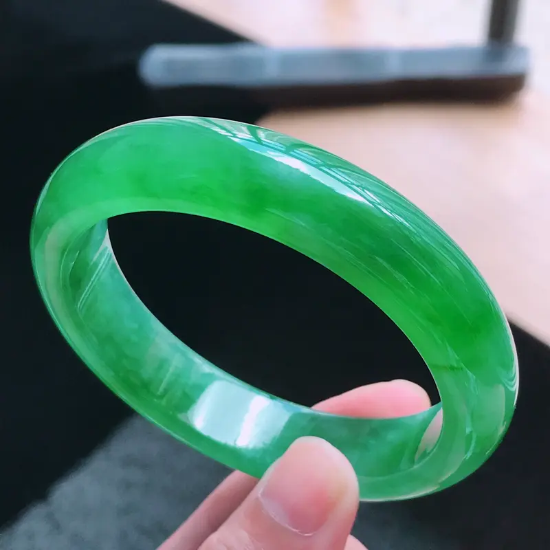 【天然翡翠A货,老坑冰糯种起光辣绿飘花正圈手镯,圈口55.7/13.2/8.2,玉质细腻水润,颜色漂亮,上手高档大方上档次】图2