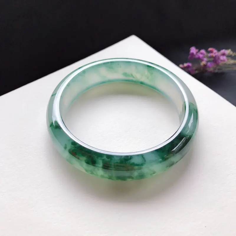 冰种飘花正圈手镯，尺寸：54.8-14-7.2，冰透水润，花色端庄大方，上手高贵典雅