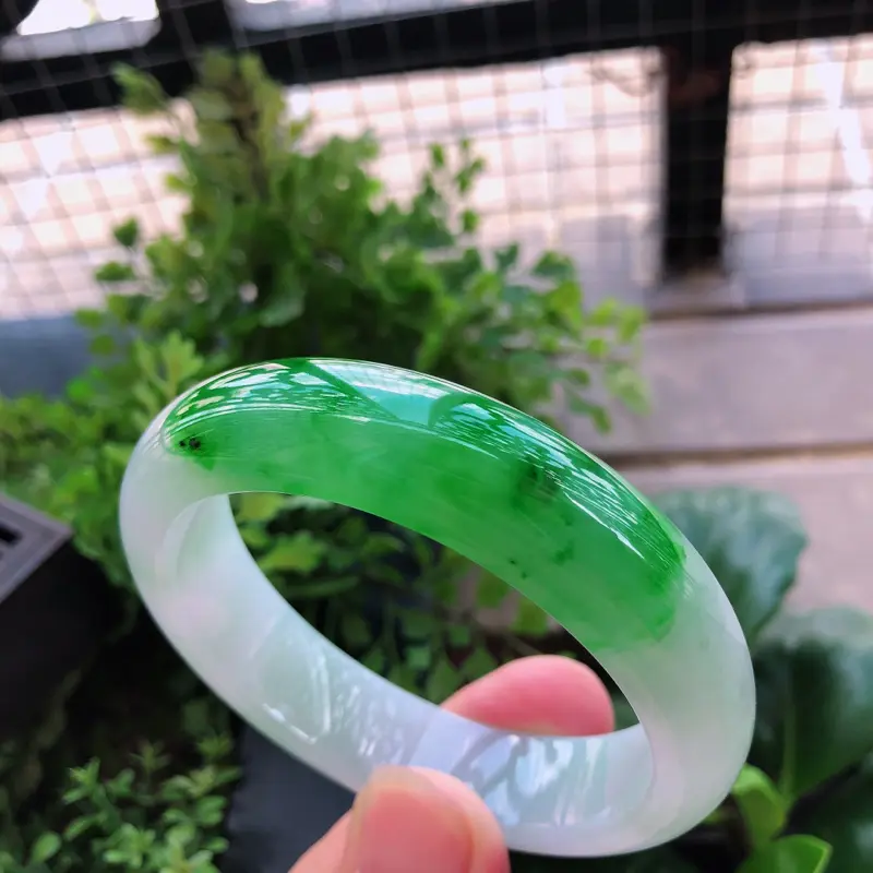 【06/30飘绿翡翠正圈⑧手镯
【商品尺寸】内径:55.9mm 宽:14.5mm 厚:8.5mm】图1