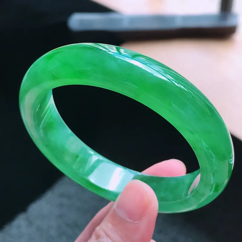 【天然翡翠A货,老坑冰糯种起光辣绿飘花正圈手镯,圈口55.7/13.2/8.2,玉质细腻水润,颜色漂亮,上手高档大方上档次】图6