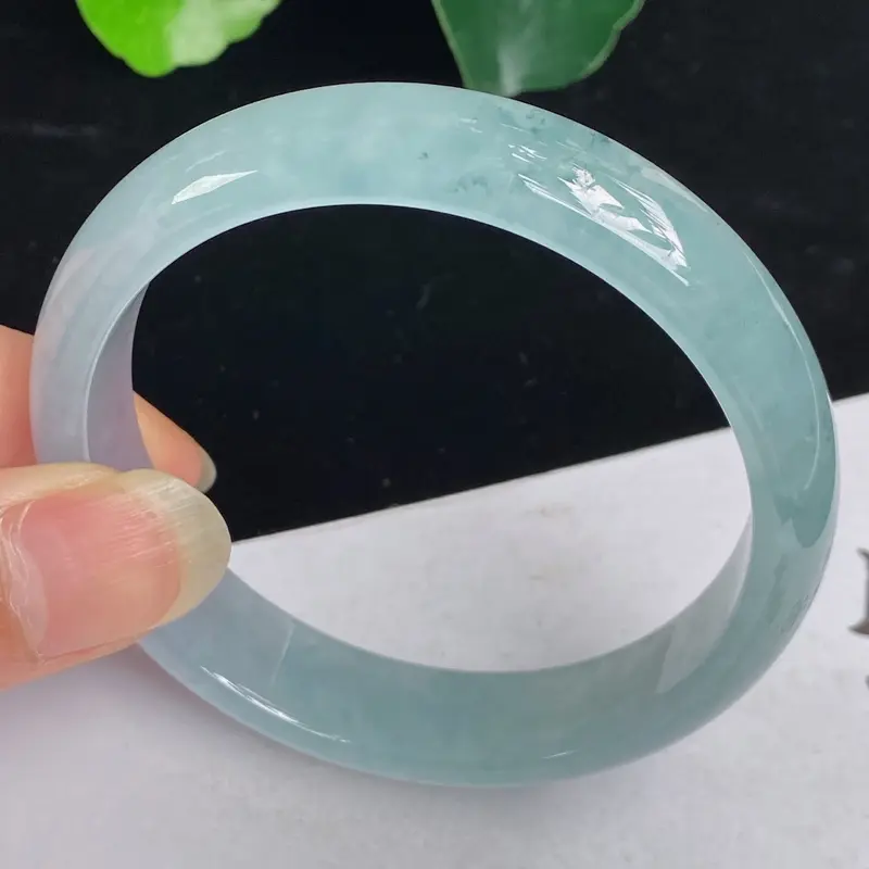 缅甸a货翡翠，水润飘花正圈手镯58mm 玉质细腻，水润飘花，条形大方得体，有种有色，佩戴效果更好